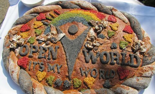 Open World - Gebildebrot mit Logo