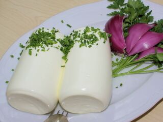 ein Frühjahrbote: saisonaler Schafkäse