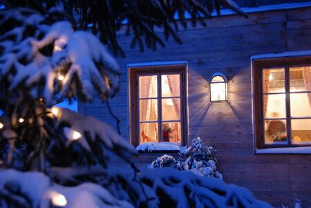 Dorfwirtshaus vom Dorfplatz im Winter