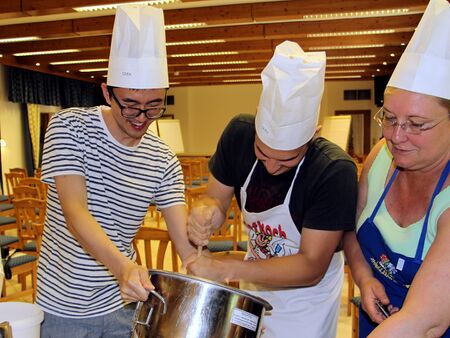 Gemeinsam kochen im Team mit Wildkräutern