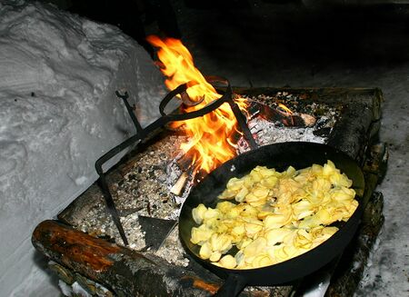 Holzknechtsterz über offenem Feuer