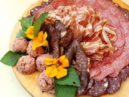 Kapuzinerblüte auf rustikale Platte zur Jause