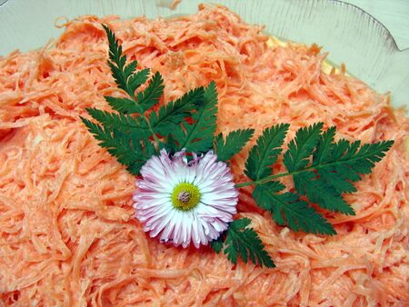 frischer Bio-Karottensalat mit Blüte