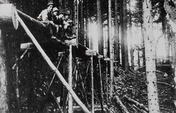 Holzriesse mit Holzknechten beim Bau