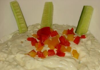 Knoblauch-Aufstrich mit Gurke als Dipp