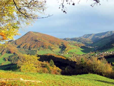 Blick auf Gaisbühel im Herbst