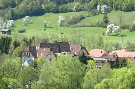 Steinschalerhof vom Fuße des Gaisbühel - Frühjahr
