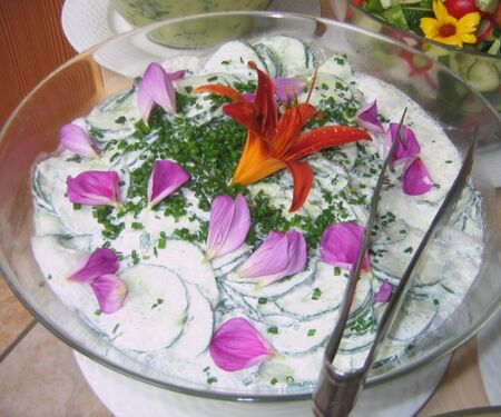 Gurkensalat mit Blüten