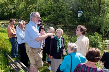 Gartenführung JW bei Erklärungen