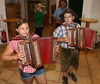 zwei junge Ziehharmonikaspieler