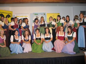 Dirndl-Modeschau Gaminger Schule 2010