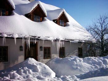 Herrenhaus am Dorfplatz im Winter