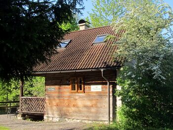 Teichhaus mit Weißdornblüte