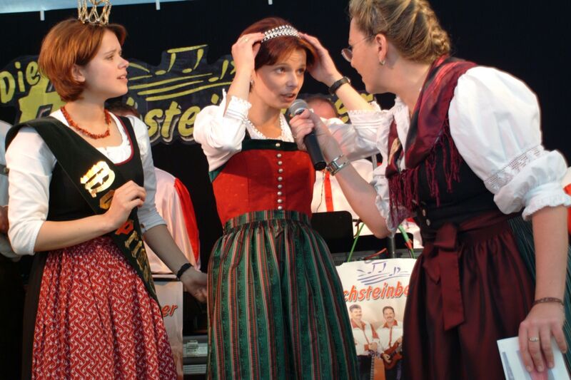 Datei:Dirndlkirtag2004 Dirndlkönigin Kalteis01.jpg