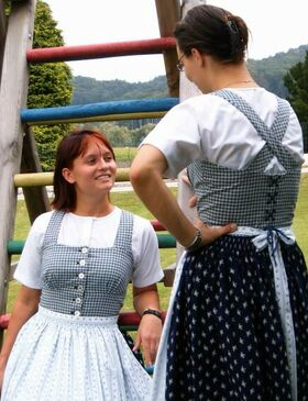 zwei Dirndln im Dirndl