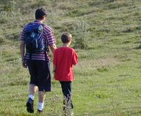 Bild:Wanderung Vater Sohn.jpg