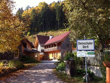 Dorfplatz-Eingang im Herbst