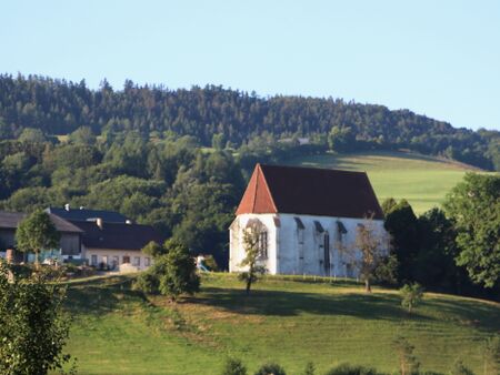 Blick auf Andreaskirche im Sommer