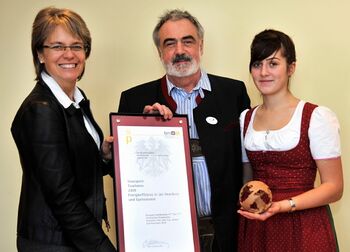 Bild von links:LR Petra Bohuslav, Johann u Johanna Weiß