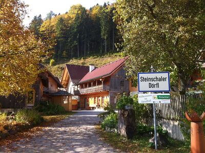 Eingang zum Dorfplatz im Herbst