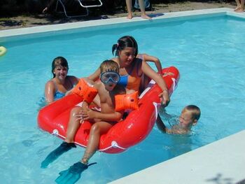 Kinder im Pool