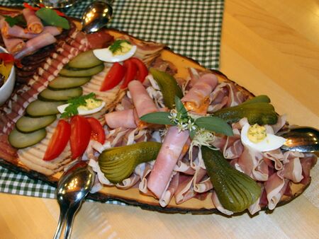Regionale Kulinarik: Rustikale Platte, zusätzlich große Auswahl an veganen Speisen im Steinschaler Restaurant