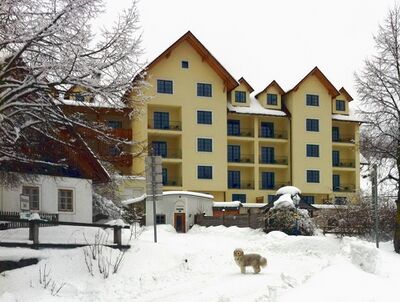 Dorfhotel im Winter mit Paula
