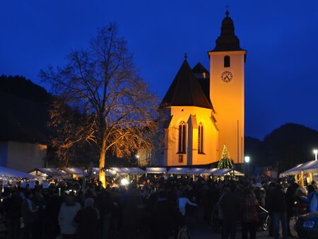 Adventmarkt vor der Kirche