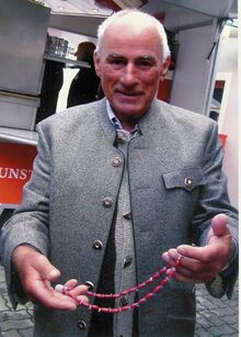 Engelbert Groiss mit Kette aus Dirndlkernen