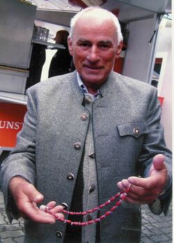 Engelbert Groiss mit Kette aus Dirndlkernen