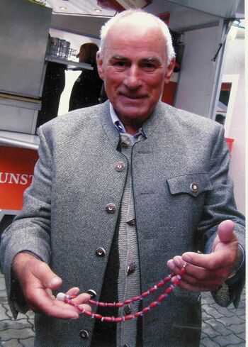 Engelbert Groiss mit Kette aus Dirndlkernen