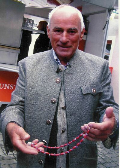 Engelbert Groiss mit Kette aus Dirndlkernen