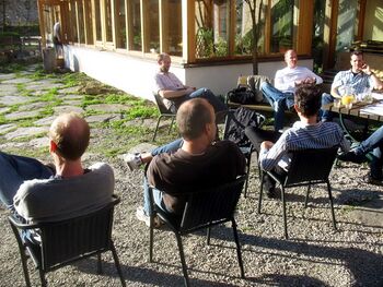 Gruppenarbeit im Freien - April