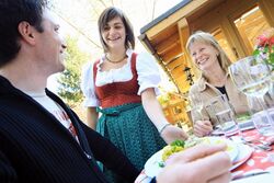 Bild:Cila Service auf Terrasse.jpg