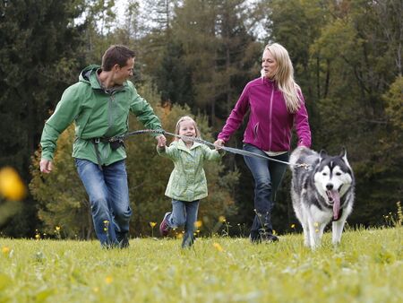 Eltern mit Hund und Kind wandern - Copyright Lowa