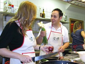 Teamdiskussiuon beim Kochen