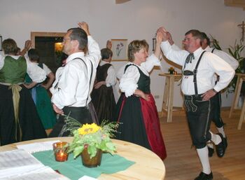 Volkstänzer im Dorfwirtshaus