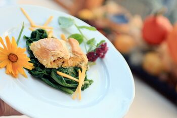 Vegetarischer Kürbisstrudl und Wildkräuter Spinat