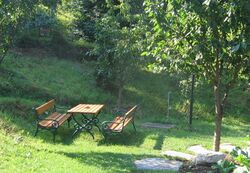 Idyll im Südgarten - Sitzecke bei Kräuterhütte