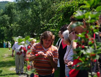 Frieda bei der Gartenführung.JPG