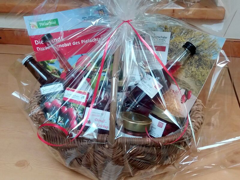 Datei:Dirndl-Geschenkkorb.jpg