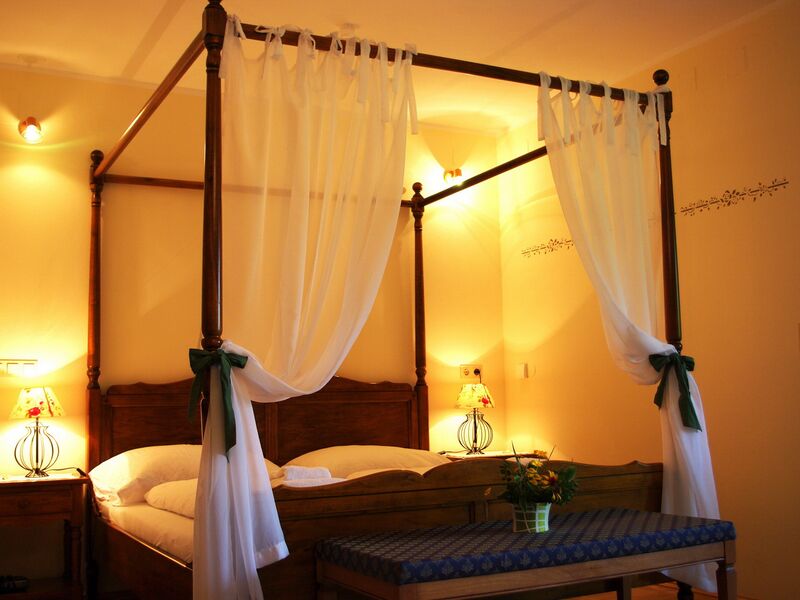 Datei:SH GeniesserZimmer 201 HimmelBett.jpg