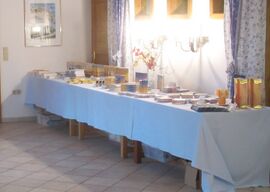 Mehlspeisen-Buffet in Blau