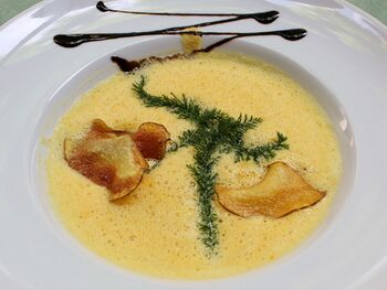 Kürbis-Schaumsuppe mit Achillea-Blätern