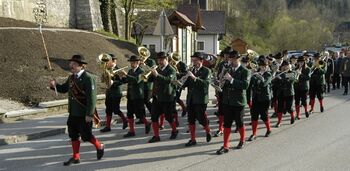 Blasmusik von Frankenfels beim Marsch musizieren