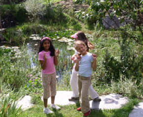 Bild:Kinder beim Teich.jpg
