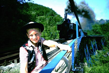Ötscherlandexpress Kind bei Brücke