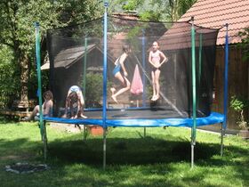 Kinder "im" Trampolin