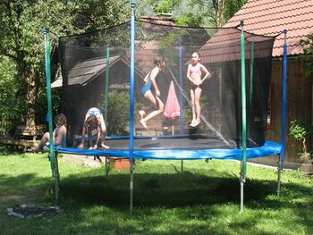 Kinder "im" Trampolin