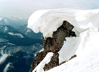 Ötscher-Skulptur-Schnee.jpg